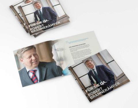 Die Broschüre zur Landtagswahl liegt aufgeschlagen auf einem Tisch. Darüber und im Anschnitt ist das Titelblatt der Broschüre zu sehen.